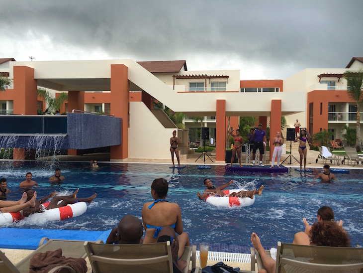 Mesmo com a chuva tropical a aproximar-se a animação continua na piscina do Breathless Punta Cana Resort & Spa