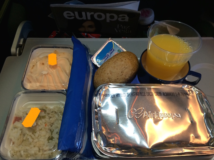 Tabuleiro com comida na Air Europa