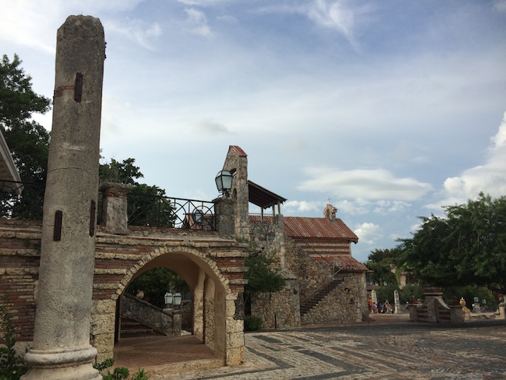 Praça em Los Altos de Chávon