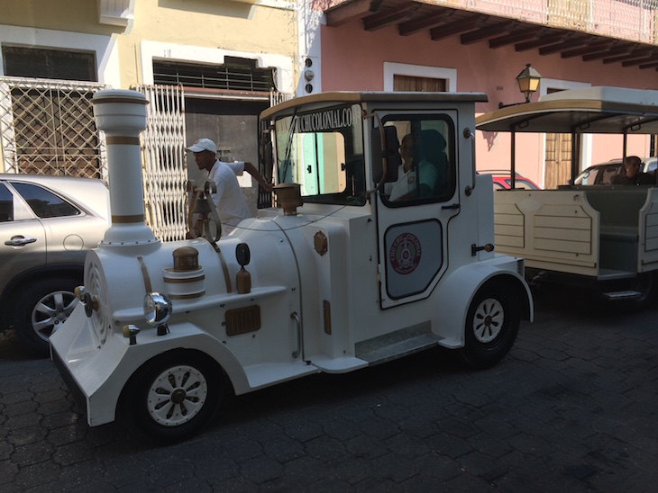 Comboio no centro histórico de Santo Domingo