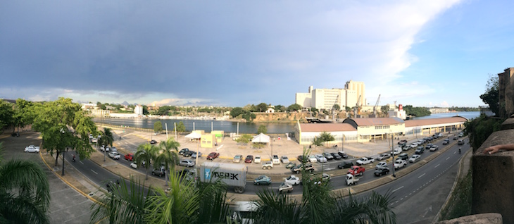 Panorâmica sobre rio e porto de Santo Domingo