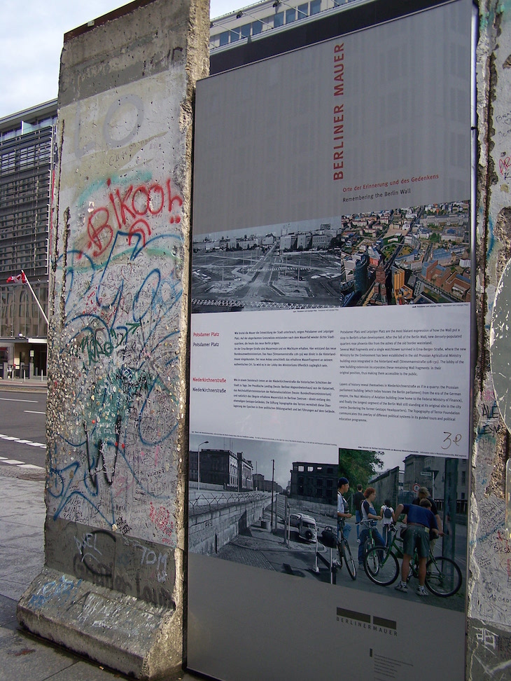 Berliner Mauer / Parte do Muro de Berlim com explicações históricas © Viaje Comigo