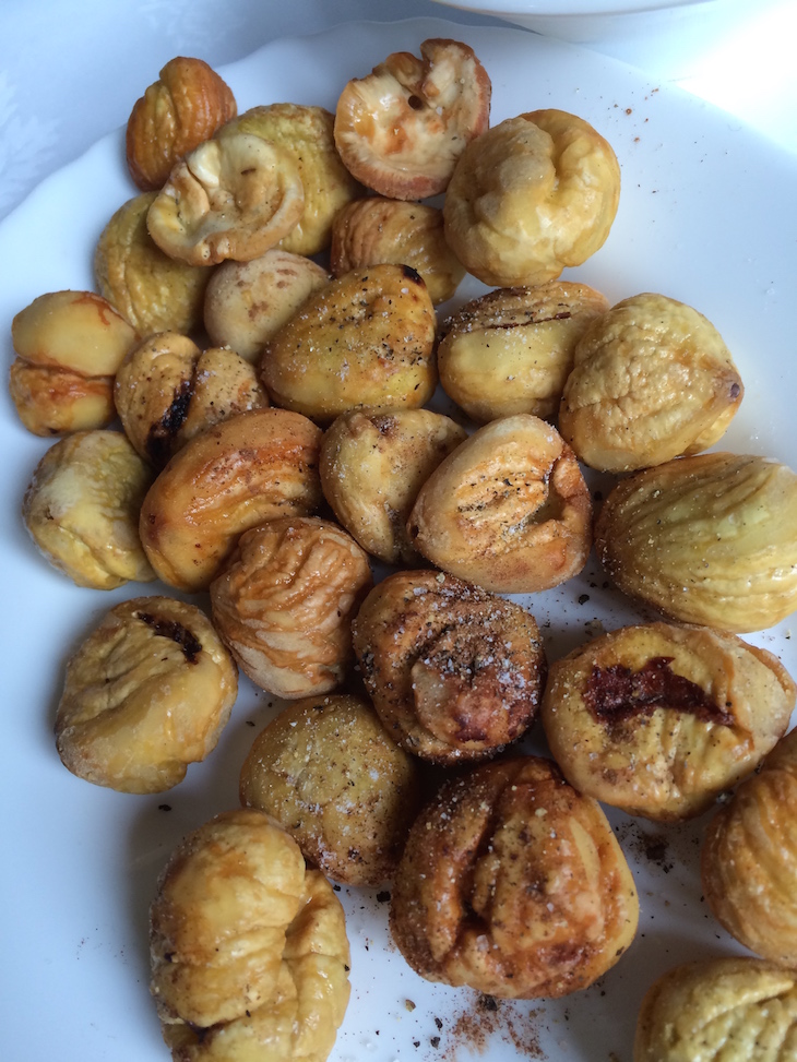 Comemos castanhas de todas as formas: assdas, cozidas com canela, em sopa, com cozinhados e esta fritas e temperadas com sal e pimenta... excelentes!