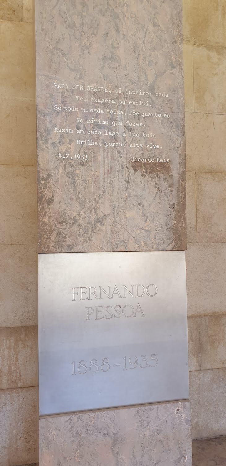 Fernando Pessoa - Mosteiro dos Jerónimos - Lisboa - Portugal © Viaje Comigo