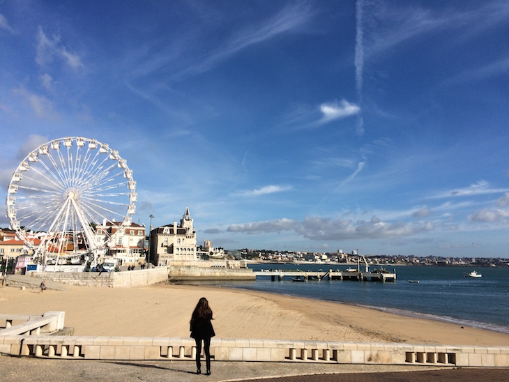 Praia em Cascais e roda gigante © Viaje Comigo