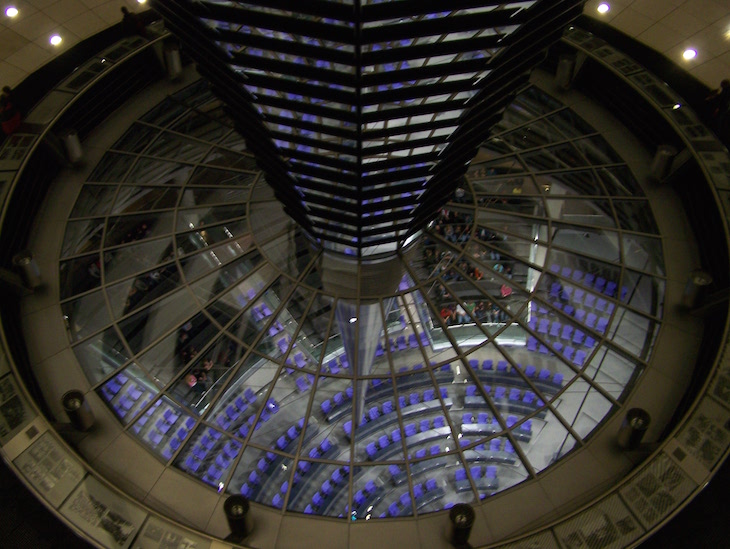 Vista, do topo do Reichstag, para dentro da sala © Viaje Comigo