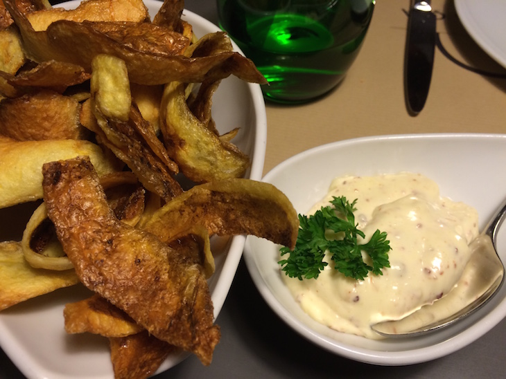 Casca de batata frita com sal temperado e molho aioli