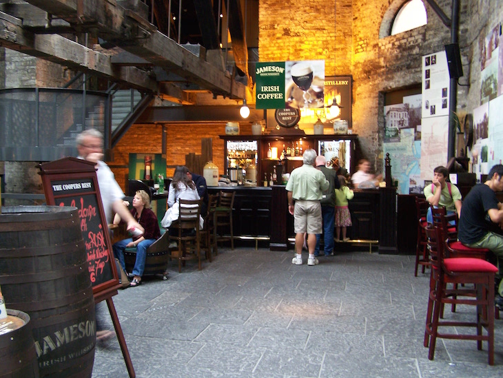Entrada e bar da Antiga Destilaria da Jameson