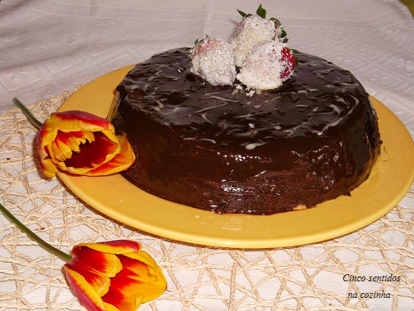 Bolo de tablete de chocolate com cobertura de chocolate pelo Cinco Sentidos na Cozinha