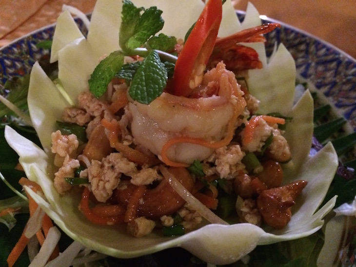 Thai Garden: Yam Takai (Salada de erva de limão com camarão e frango picado e caju)