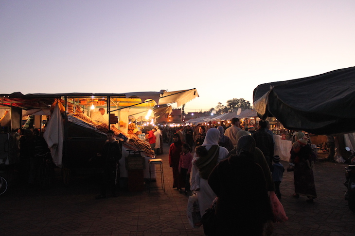 Praça Djemaa El Fna à noite