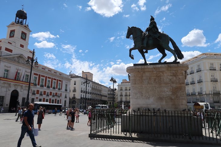 Estátua na Puerta del Sol Madrid - Espanha © Viaje Comigo