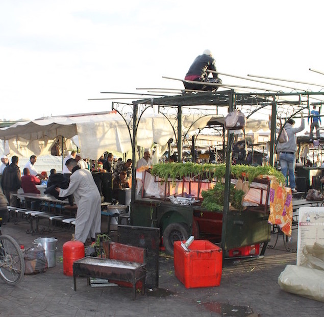 Restaurantes a prepararem-se na praça