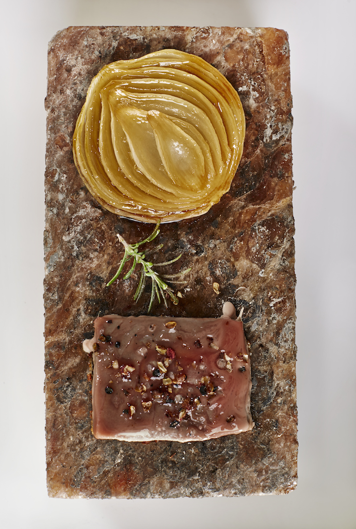 São Gabriel: Tarantel de atum na pedra de sal gema e cebola branca caramelizada