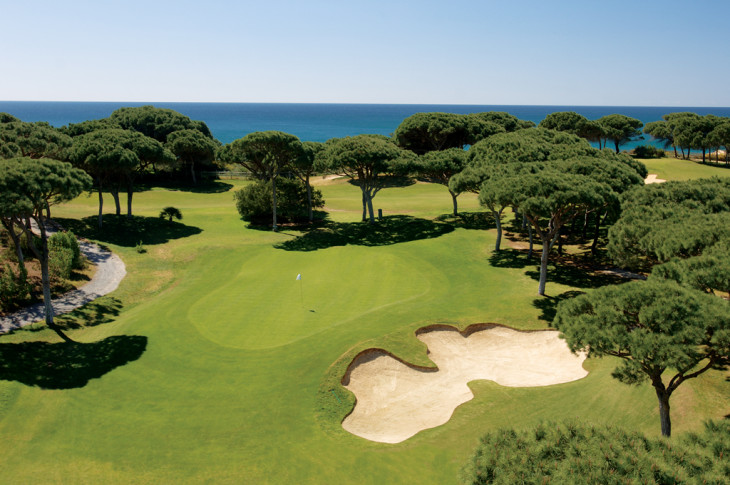 Vista aérea do campo de golfe do Pine Cliffs Resort