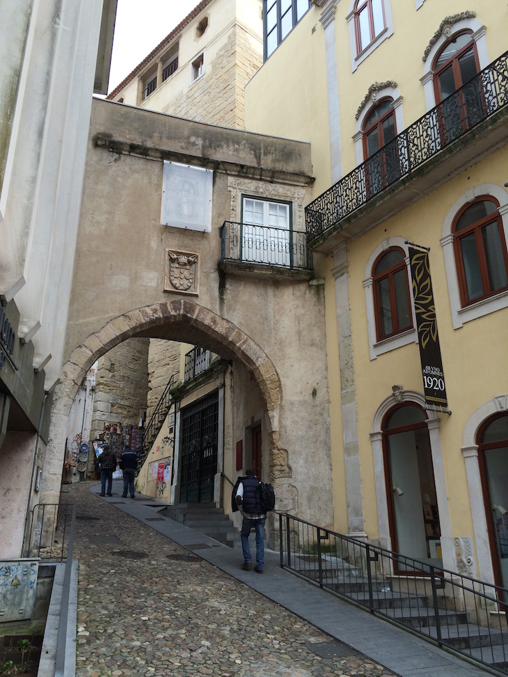 Arco e Porta de Barbacã em Coimbra © Viaje Comigo