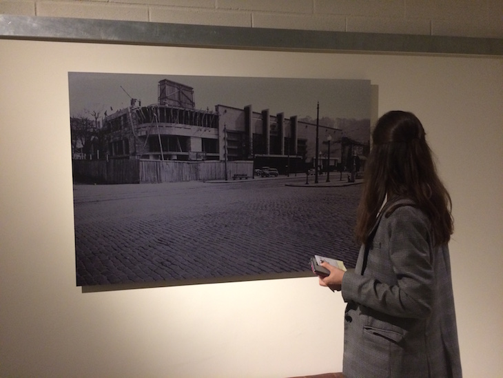 Foto da fachada ainda degradada, antes da construção do atual hotel Vincci Porto