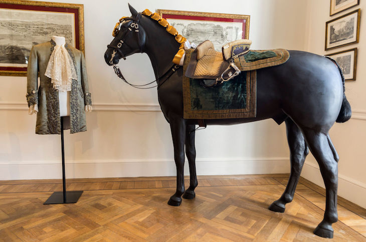 Casaca de cavaleiro tauromáquico e adereços - na Biblioteca de Arte Equestre - Créditos: PSML Wilson Pereira