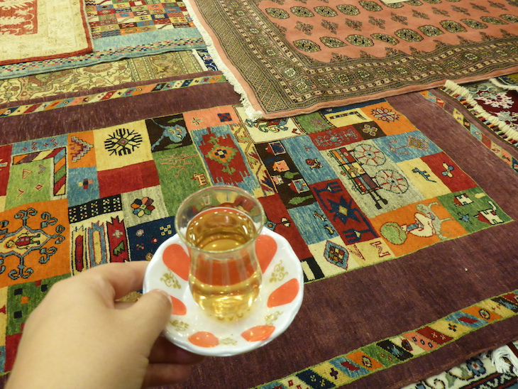 Chá na mostra de tapetes no Bazaar54, Capadócia, Turquia ©Viaje Comigo