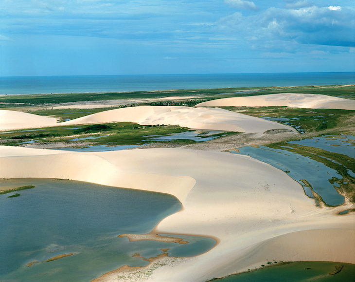 Jericoacoara é encantadora pelas suas dunas, praias e lagoas. O lugar era uma antiga vila de pescadores e até hoje conserva as ruas de terra, a arquitetura antiga e principalmente a paz de uma cidade que se esconde atrás de enormes dunas. O nome Jericoacoara deriva do tupi-guarani e significa: Buraco das tartarugas, que seria uma referência a uma praia onde acontece a desova das tartarugas marinhas. Jericoacoara é uma Área de Proteção Ambiental desde 1984. Jericoacora (CE). Foto: J. Wagner da Silva