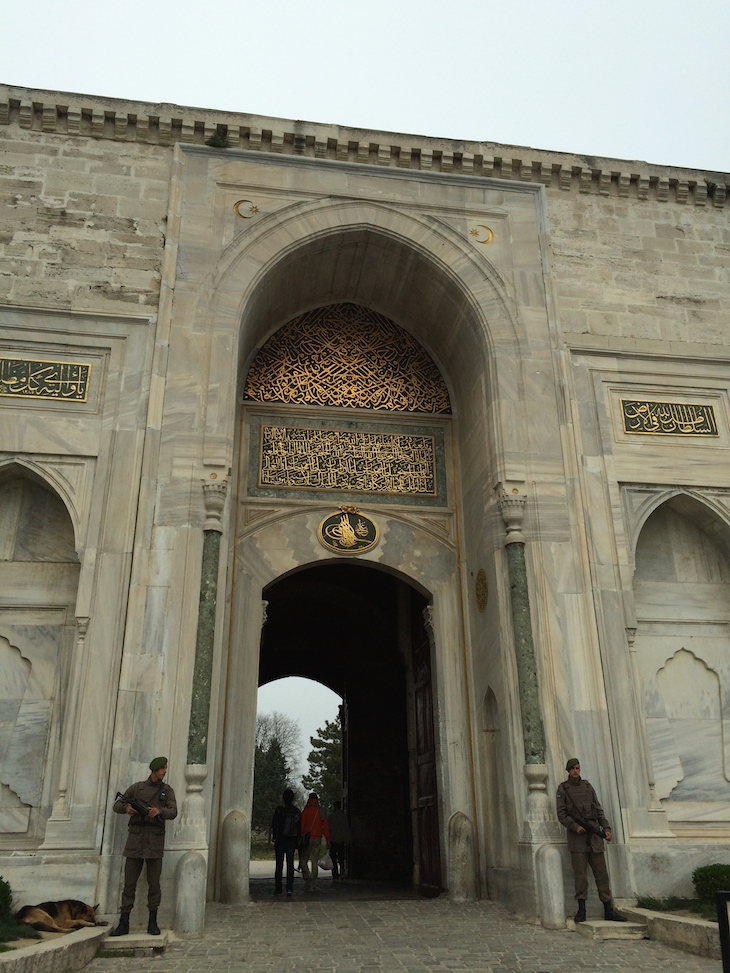 Entrada no Palácio Topkapi - Istambul - Turquia © Viaje Comigo