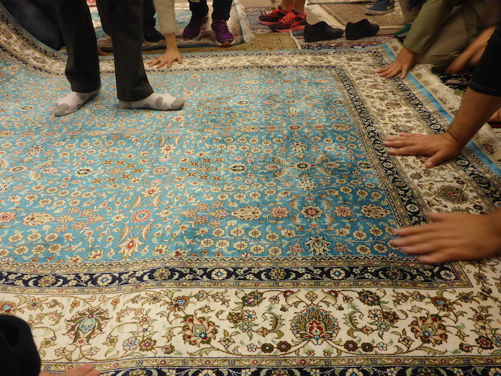 Experimentar e tocar nos tapetes - Bazaar54, Capadócia, Turquia ©Viaje Comigo