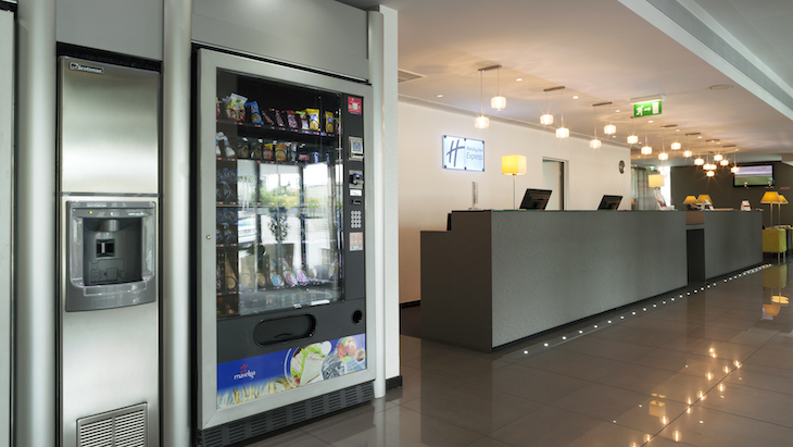 Receção e máquina de vending no Holiday Inn Express Aeroporto Lisboa