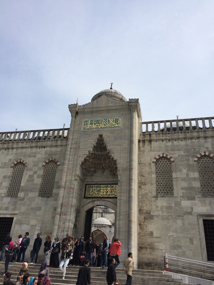 Entrada para o pátio exterior - Mesquita Azul, Istambul, Turquia © Viaje Comigo