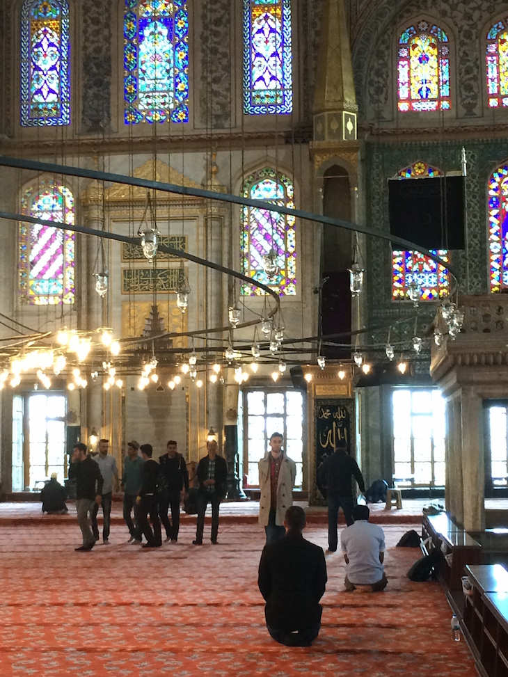 Oração na Mesquita Azul, Istambul, Turquia © Viaje Comigo