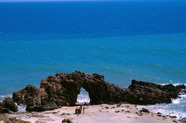 A Pedra Furada é um arco de pedra enorme, esculpido pela ação das ondas, que fica situada na Região Rochosa de Jericoacoara, que tem início após a Praia da Malhada e se estende por cerca de 2 km de litoral. A região é muito visitada e possui lagoas de água doce e salgada, praias intocadas e rochas esculpidas pelo vento que são exemplos da beleza das paisagens do lugar. Jericoacoara (CE). Foto: J. Wagner da Silva