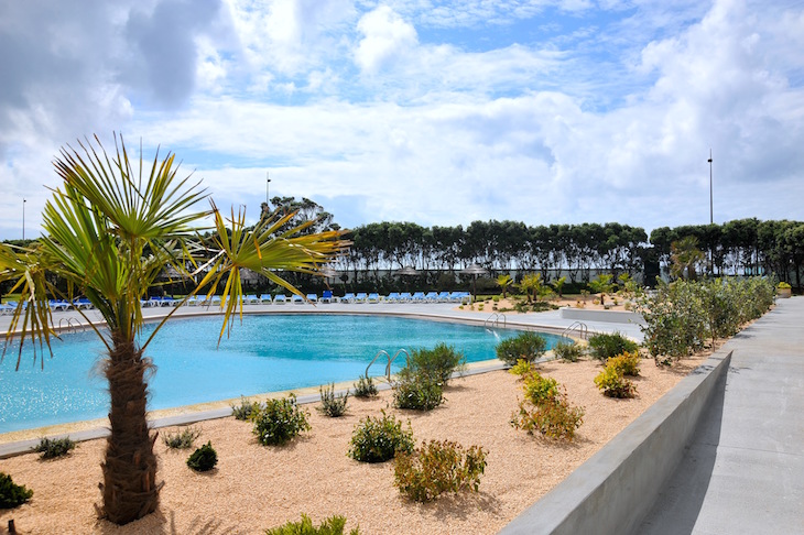 Piscina exterior do Hotel Axis Vermar