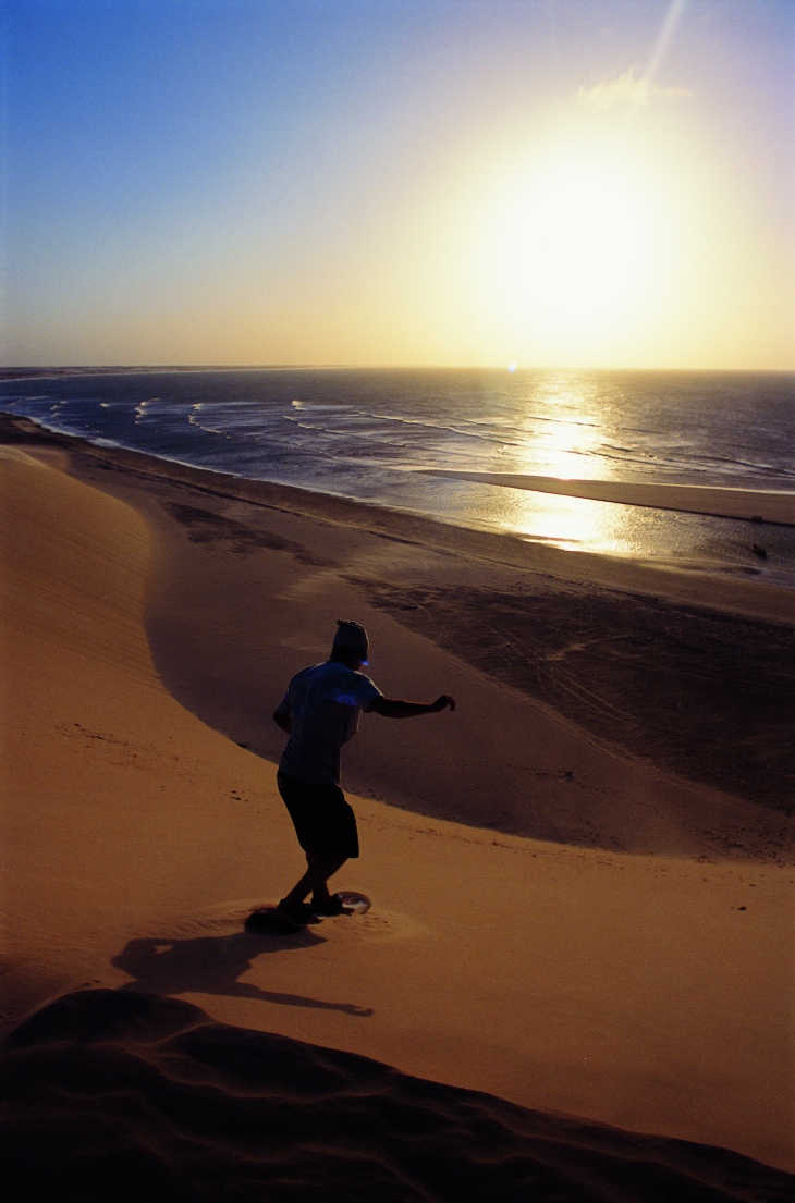 O sand-board é um desporto relativamente recente e foi inventado no Brasil. A ideia teria partido de alguns surfistas que procuravam algo para fazer quando as ondas não estavam boas para a prática do surf. As  dunas de Jericoacoara favorecem a prática deste desporto. Jijoca de Jericoacoara (CE). Foto: Editora Peixes