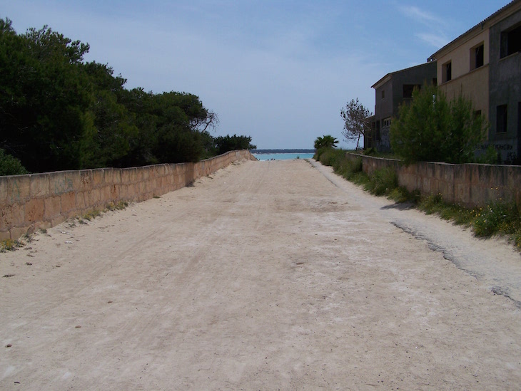 Caminho para a praia virgem