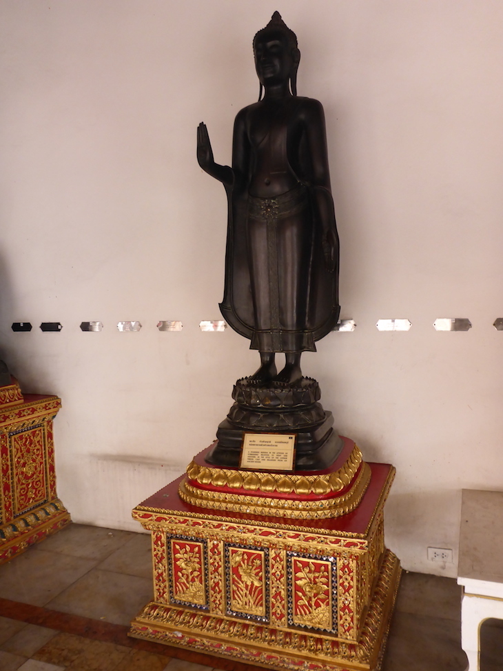 Estátuas em Wat Benchamabophit, Banguecoque, Tailândia  © Viaje Comigo