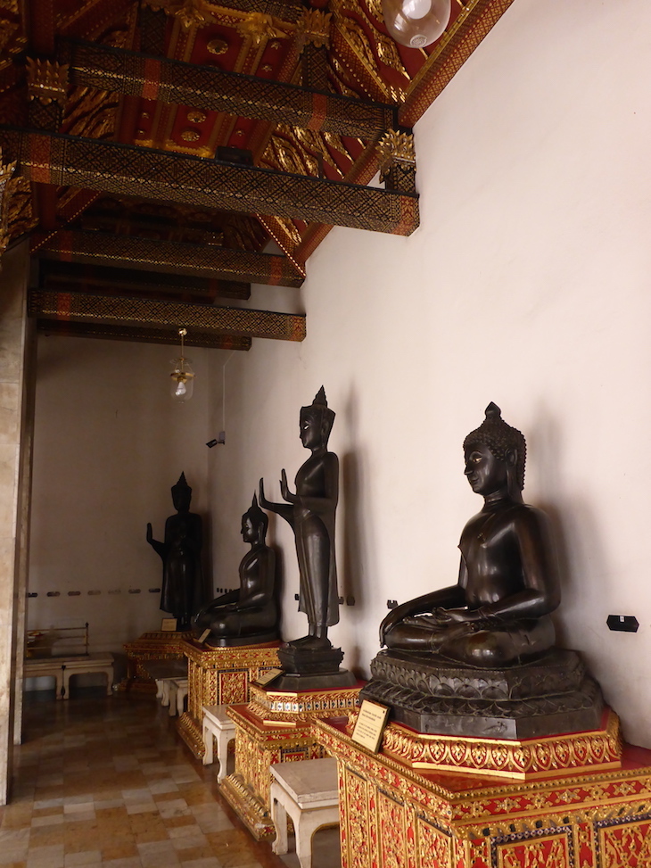 Estátuas em Wat Benchamabophit, Banguecoque, Tailândia  © Viaje Comigo