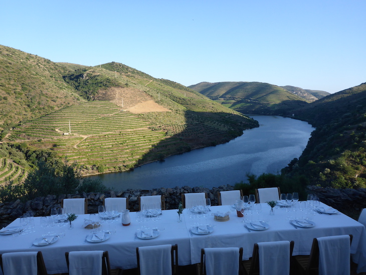 Mesa posta na Quinta do Monte Xisto © Viaje Comigo