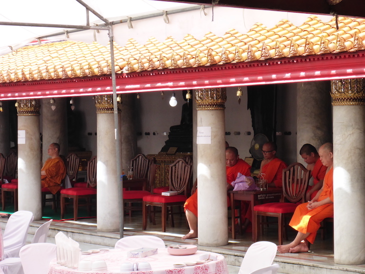 Monges no Wat Benchamabophit, Banguecoque, Tailândia  © Viaje Comigo