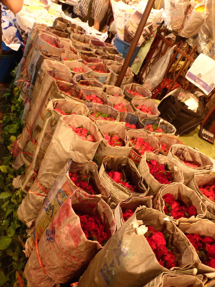 Rosas embrulhadas no Mercado das Flores, Banguecoque © Viaje Comigo