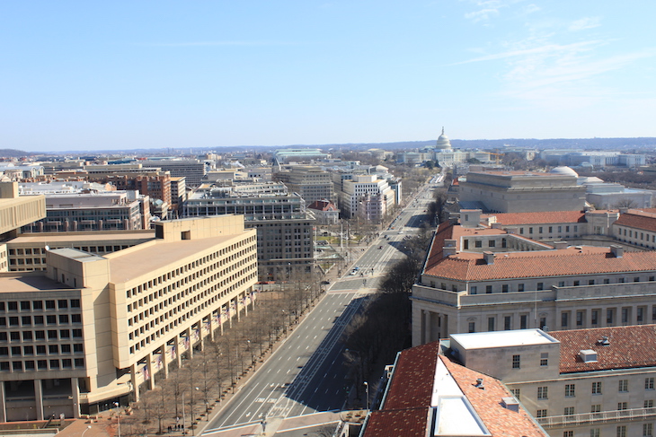 Vista para o edifício do FBI em Washington DC © Viaje Comigo