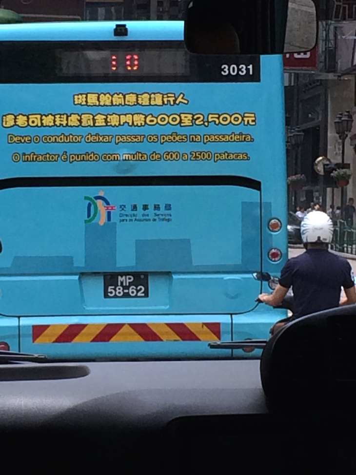 Autocarro também com indicações em em português - Macau © Viaje Comigo