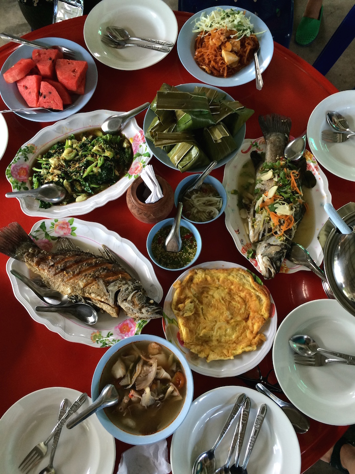 Comida na comunidade de ecoturismo Ban Nam Chiao © Viaje Comigo