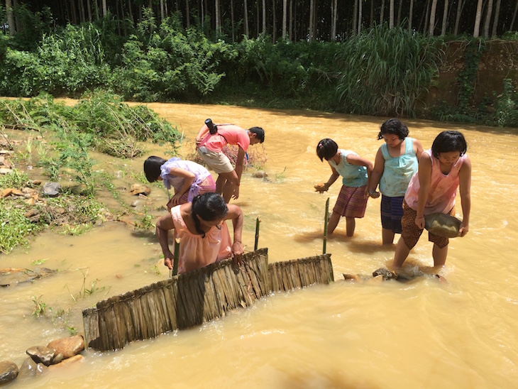 Construir a barragem para apanhar pedras preciosas, Trat, Tailândia © Viaje Comigo