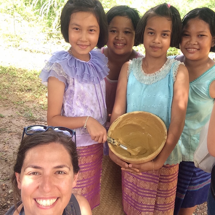 Jornalista Susana Ribeiro e meninas Chong em Trat, Tailândia © Viaje Comigo