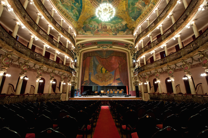 Sala de espetáculos do Teatro Amazonas, na cidade de Manaus. O Teatro foi construído 1882 e inaugurado no auge do ciclo da borracha em 1896, com capacidade para 701 lugares. Para realização das obras de decoração, pintura, ornamentação e instalação do mobiliário foi contratado na época, o famoso artista pernambucano, Crispim do Amaral, formado pela Academia Real de São Lucas, na Itália. O prédio, criado no estilo eclético, possui ainda estátuas de ferro francesas, pinturas italianas neoclássicas e mármores de Carrara. Manaus (AM). Foto: David Rego Jr.