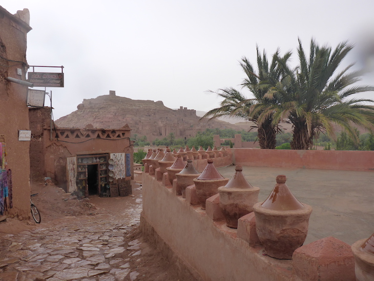 Ao fundo na montanha, o Ksar Ait-Ben-Haddou © Viaje Comigo