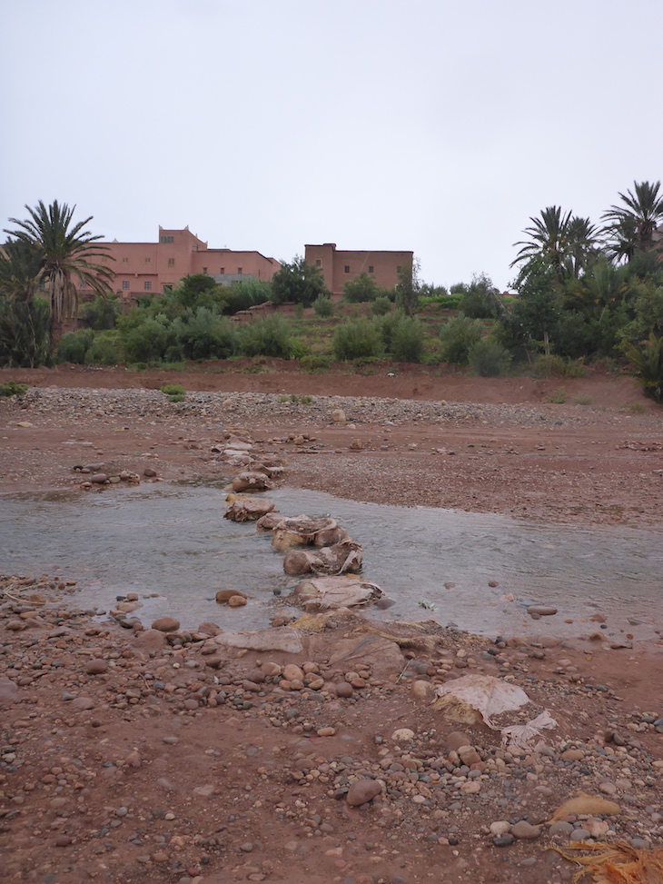 Atravessar o rio para o Ksar Ait-Ben-Haddou, Marrocos © Viaje Comigo