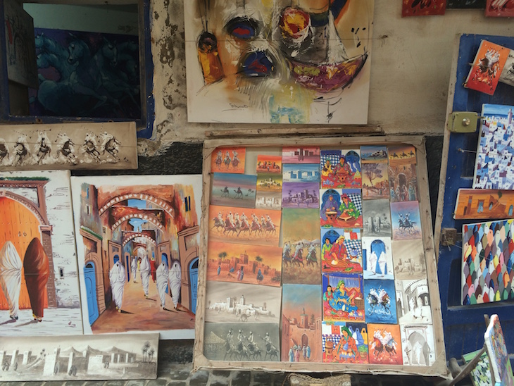 Quadros em compras em Essaouira, Marrocos © Viaje Comigo