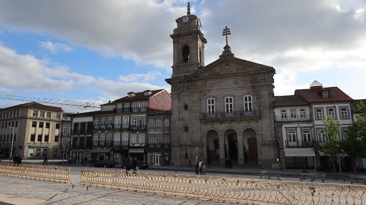Largo do Toural e Basílica de São Pedro, Guimarães - Portugal © Viaje Comigo