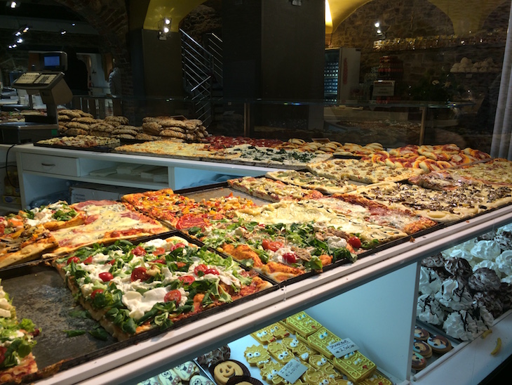 Montra de pizzas em Bergamo © Viaje Comigo