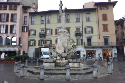 Bergamo praça em Lovere © Viaje Comigo